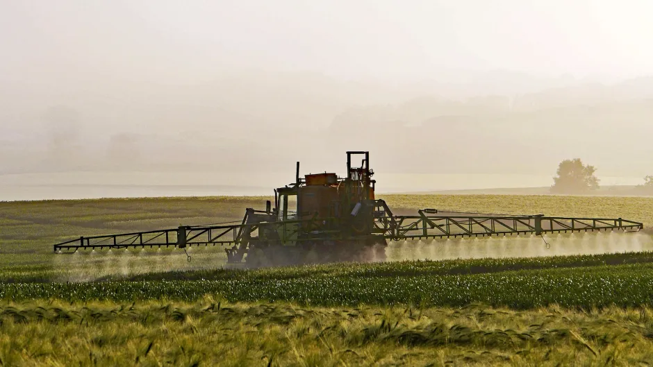 Rubrik_Landwirtschaft_Pestizide_spritzen_c._Pixabay